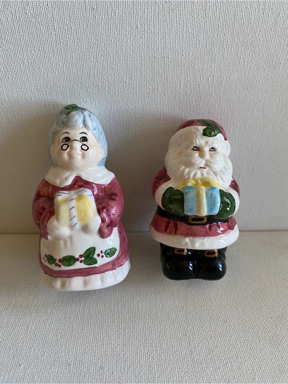 Vintage Santa & Mrs Claus Salt And Pepper Shaker Set 3.5" Christmas